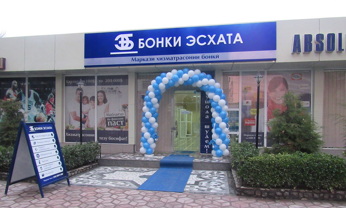 Hovuz boyida gangbang porno Qozoq ayol bilan jinsiy aloqa porno video